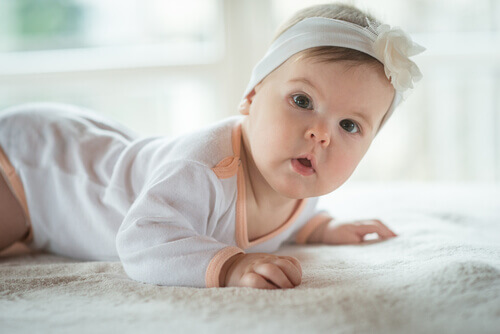 La position verticale favorise l'expulsion de l'air et apaise le hoquet du bébé. 