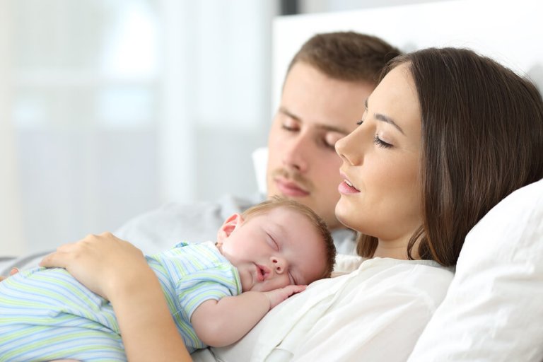 Devrions-nous laisser les bébés dormir dans le lit des parents ?