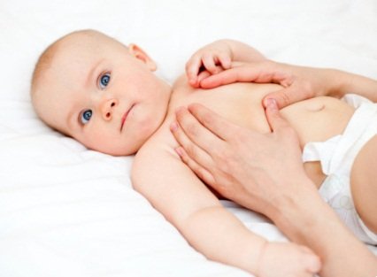 Le hoquet du bébé peut être apaisé grâce à des massages sur le ventre et le dos.