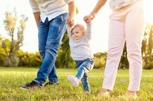 Vous devez vous assurer qu'il soit prêt avant d'apprendre au bébé à marcher.