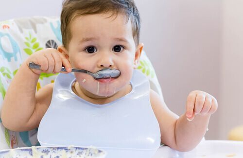 enfant à manger seul