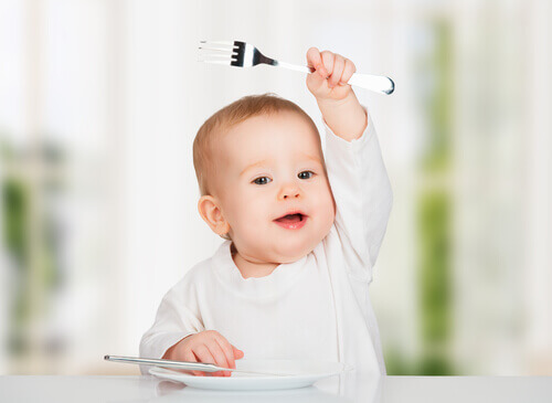 enfant qui mange seul