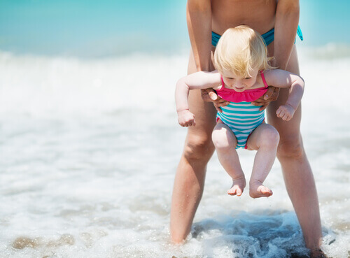 enfant jouant à la plage