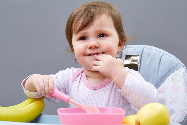 5 astuces pour enseigner à votre enfant à manger seul