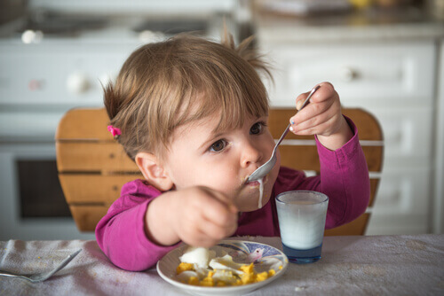 enfant mangeant un yaourt