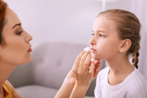 Les saignements de nez des enfants peuvent être dus à la fragilité de leurs muqueuses.