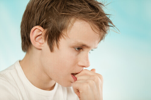 enfant qui se ronge les ongles