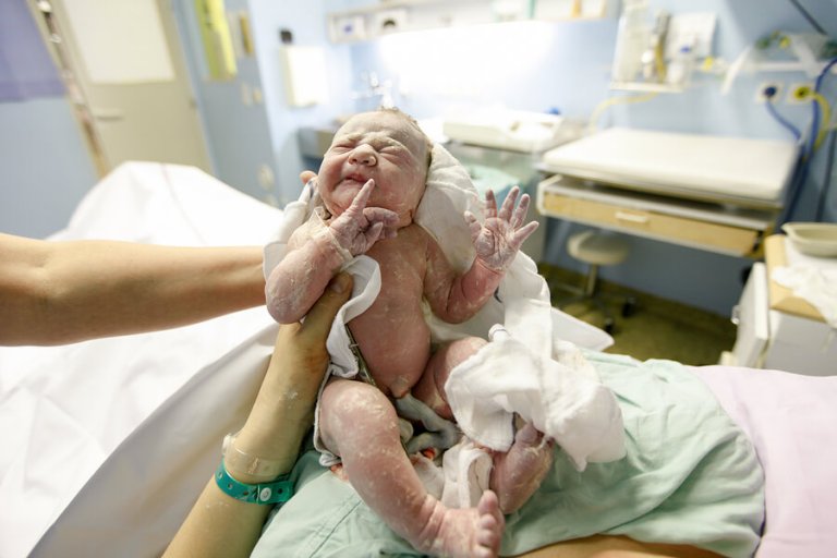 Le cordon ombilical enroulé autour du cou du bébé