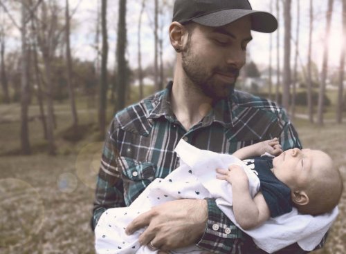 père avec son nouveau-né