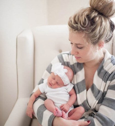 petite fille avec un torticolis