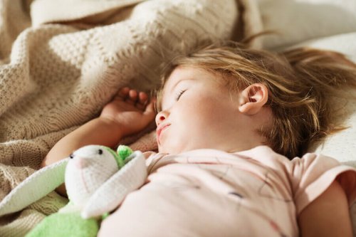 Un des avantages de la sieste est qu'elle permet aux enfants de reprendre des forces.