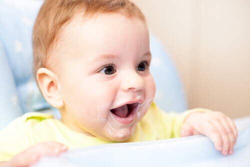 un bébé qui mange du yaourt