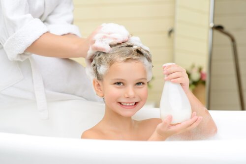 A partir de l'âge adolescent, laver les cheveux peut devenir une préoccupation pour l'enfant s'il transpire beaucoup ou veut une coupe particulière à la mode.
