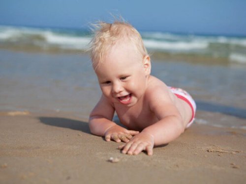 bebe qui decouvre la plage