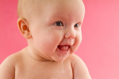 Mon bébé bave beaucoup, que faire ?
