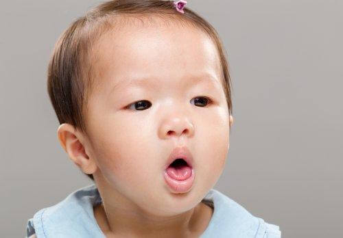 Enfant qui s'étouffe avec le lait