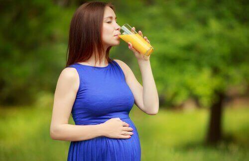 Boire au moins huit verres d'eau fraîches par jour ainsi que des fruits est recommandé pour les femmes enceintes en été.