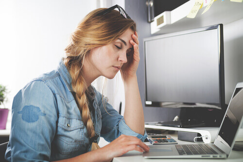 femme ressentant la cholestase au travail