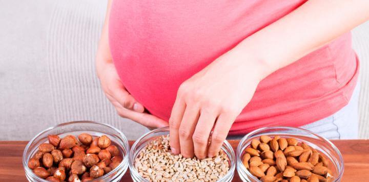 La prise de fruits secs nous aide à contrôler la faim pendant la grossesse.