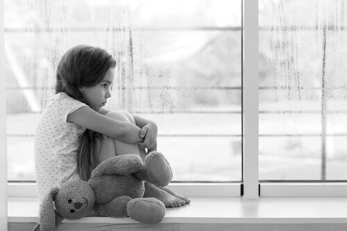 jeune fille faisant face à l'absence des parents