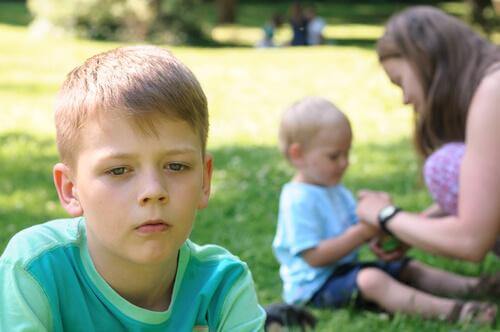 la jalousie fraternelle peut endommager la psychologie des enfants