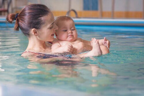 Apprendre à nager aux enfants permet de renforcer les liens familiaux. 