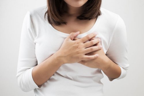 La mastite provoque des douleurs très intenses dans le sein pendant l'allaitement.