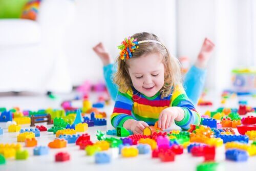 Apprendre aux enfants à jouer seul leur permet de développer leur créativité et leur imagination. 