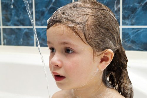 Est-il bon de laver les cheveux des enfants tous les jours ?