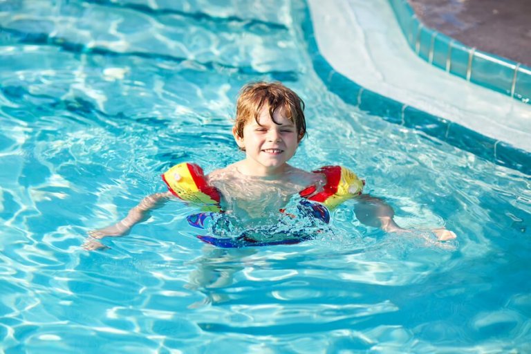 7 astuces pour apprendre à nager aux enfants