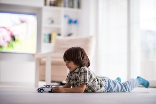 Pour apprendre à l'enfant à jouer seul, il faut lui laisser quelques espaces de liberté et de solitude.