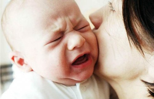 Laisser le bébé pleurer peut être synonyme d'ignorer ses besoins.
