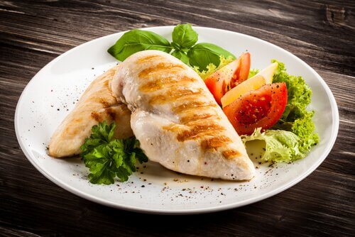 Prendre du poulet tous les jours pendant le régime post-partum apporte beaucoup de protéines.