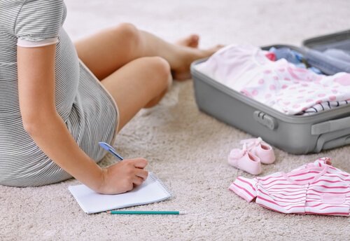 La préparation à l'accouchement implique d'organiser à l'avance les affaires dont le bébé aura besoin durant ses premiers jours de vie.