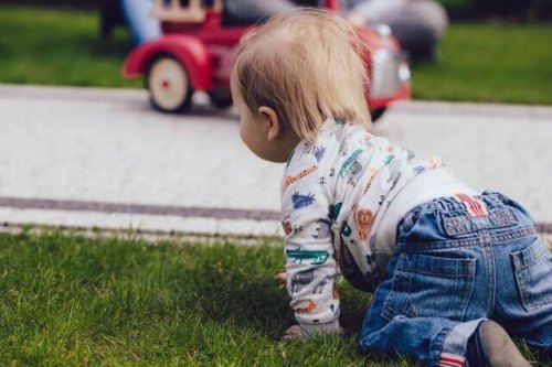 un enfant à un âge avancé