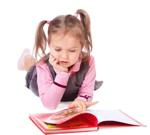 une enfant lit un livre lié à l'année scolaire