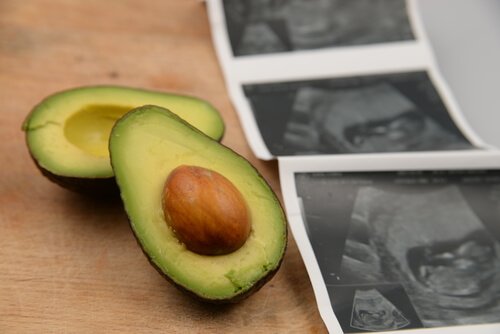 Les avocats font partie des fruits qui aident à réduire les gênes de la grossesse. 