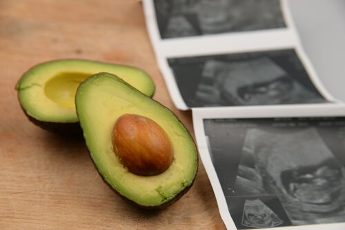 Les avocats font partie des fruits qui aident à réduire les gênes de la grossesse.