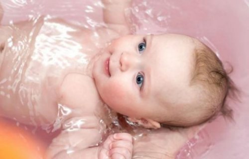 La baignoire de bébé soit être adaptée à son corps et son âge afin qu'il ne glisse pas. 