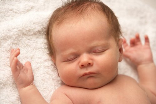 Mon bébé ne pleure jamais : raisons et conseils