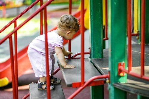 Les parcs et les tapis d'éveil pour bébés garantissent une stimulation sensorielle et physique adaptée aux besoins des enfants.