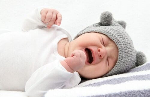 Pleurer la nuit est très fréquent chez les nourrissons qui ont besoin d'évacuer certaines choses par les pleurs.