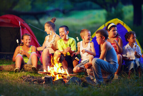 Des enfants campent autour d'un feu