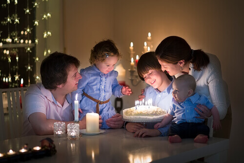 Une famille fêtant un anniversaire