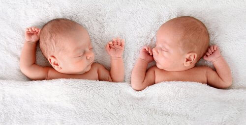 deux enfants issues d'une superfécondation