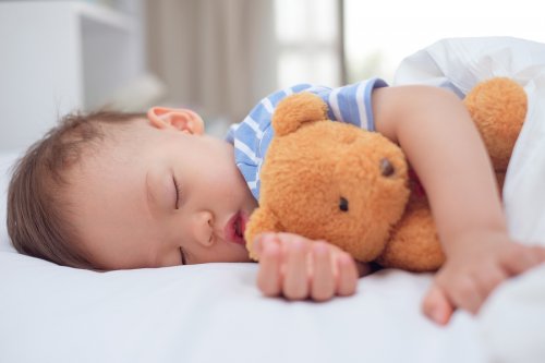 enfant dormant dans son lit