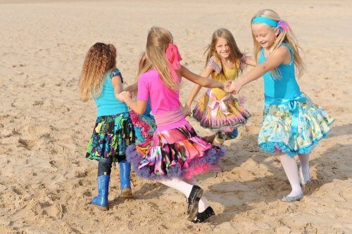 Filles qui dansent sur la plage au naturel