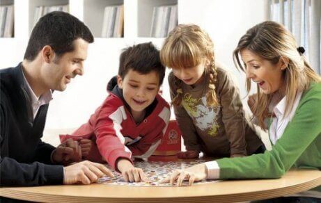 Les enfants trop bavards en classe sont besoin davantage d'attention et de présence de la part de leurs parents.