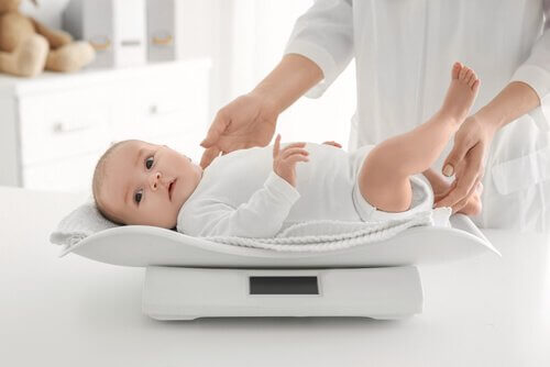 le pediatre releve la prise de poids du bebe