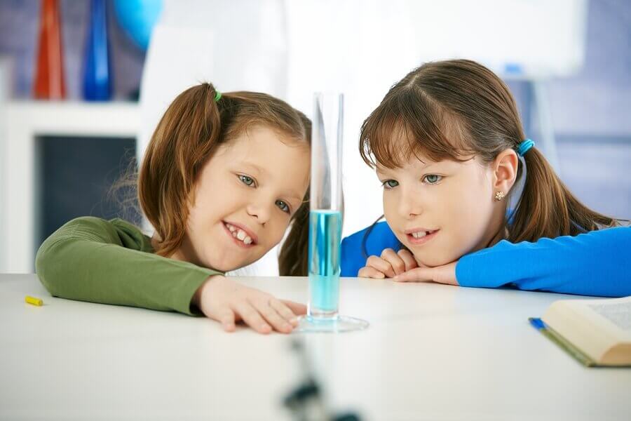 Les expériences avec de l'eau pour enfants leur permettent de découvrir le monde de la science de manière amusante et curieuse.